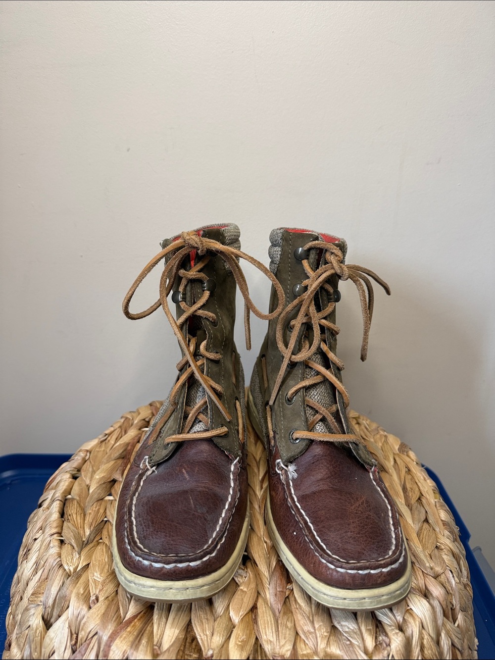 Sperry’s Women’s Brown Leather Boat Shoes with Orange Collar and Lace-Up Front
